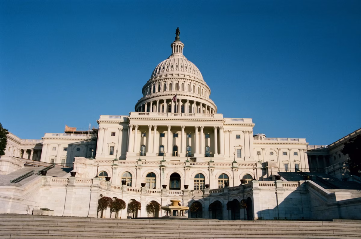 Los congresistas de EEUU regresan al Capitolio con el reto de evitar un cierre de Gobierno