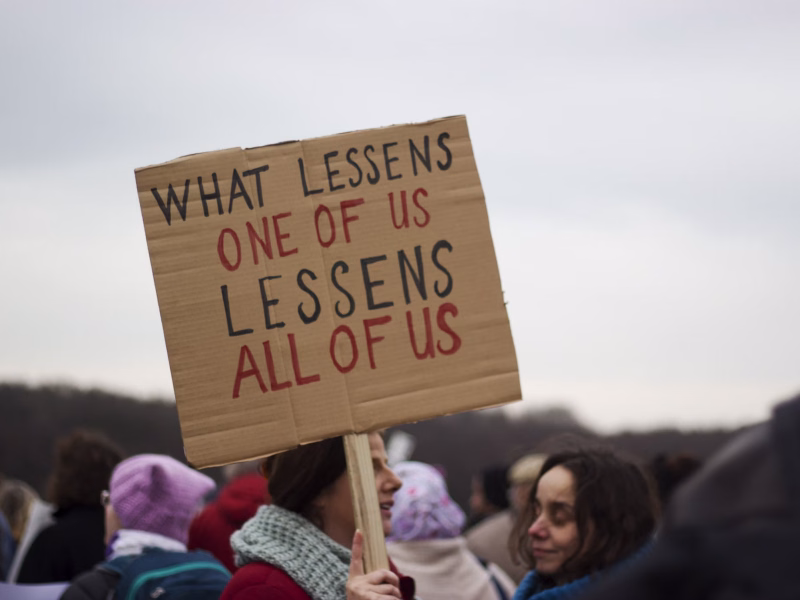 Latinos en EE.UU. rechazan deportaciones y piden apoyo a inmigrantes, según una encuesta
